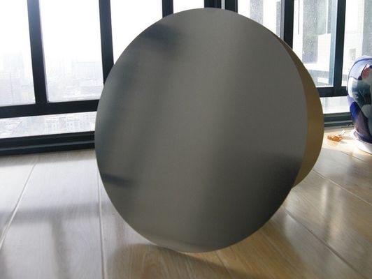 Οι στρογγυλοί δίσκοι αλουμινίου περιβάλλουν την άριστη επιφάνεια για το τηγάνι μη ραβδιών